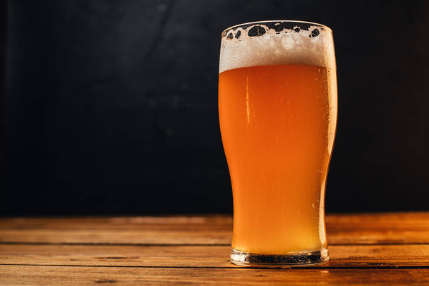 caneca de cerveja, vidro de cerveja leve fria na mesa de madeira
 - Foto, Imagem