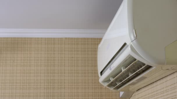 Klimatyzacja w domu do regulacji temperatury w pomieszczeniu. Klimatyzator włącza się automatycznie. Zbliżenie. - Materiał filmowy, wideo