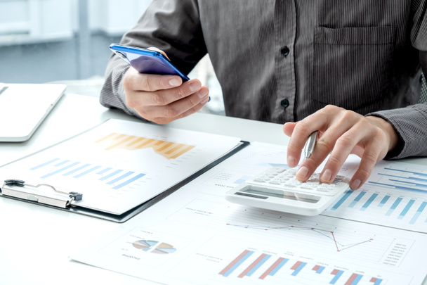 Hombre de negocios calcular gráficos financieros que muestran los resultados y analizar los arreglos financieros para la inversión empresarial
. - Foto, Imagen