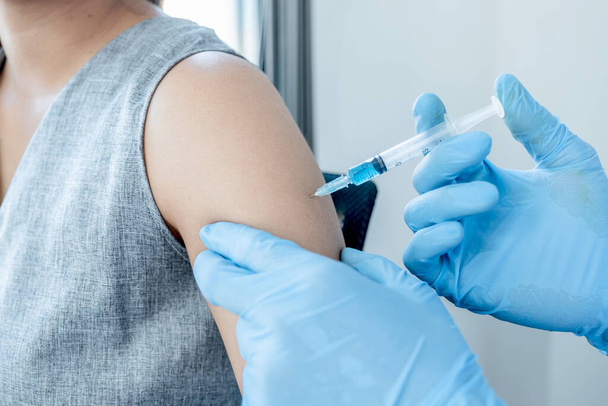 ιατροί εμβολιασμένοι με σύριγγες για την πρόληψη επιδημιών σε νοσοκομεία, υγειονομική περίθαλψη και ιατρικές έννοιες. - Φωτογραφία, εικόνα