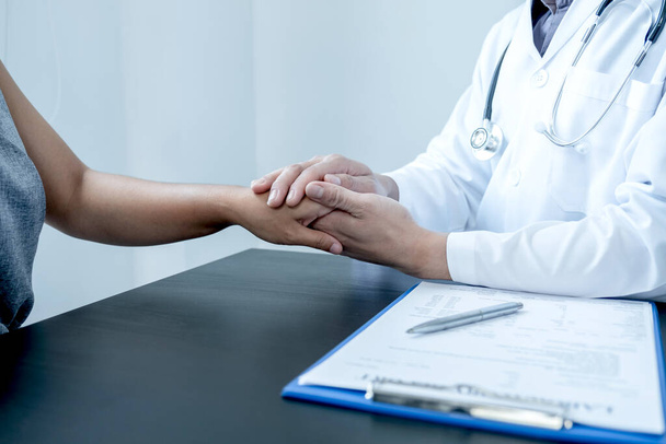 Mieslääkärit käyttävät ystävällisiä käsiä pitämään potilaan luottamusta ja suosittelevat terveydenhuoltoa. Lääketieteelliset käsitteet ja hyvä terveys
. - Valokuva, kuva