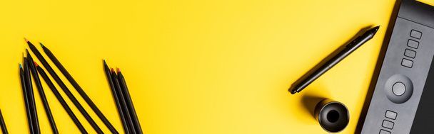 concept panoramique de dessin tablette et crayons près du stylet sur jaune - Photo, image