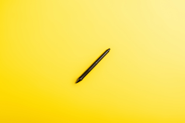 top view of black stylus isolated on yellow  - Photo, Image