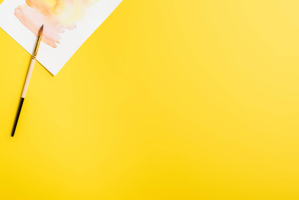 pohled shora na štětec u malby izolované na žluté  - Fotografie, Obrázek