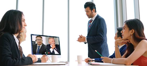 ビデオ通話グループビジネスの人々は、仮想職場やリモートオフィスで会う。テレワーク会議は、スマートビデオ技術を使用して専門的な企業ビジネスの同僚を通信する. - 写真・画像