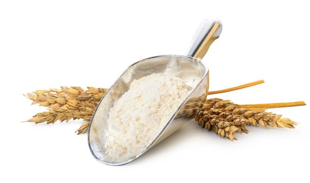Mehl in Schaufel und Ähren aus Weizen isoliert auf weißem Hintergrund - Foto, Bild