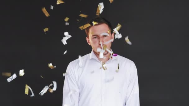 slavnostní portrét nudný večírek otrávený muž konfety - Záběry, video