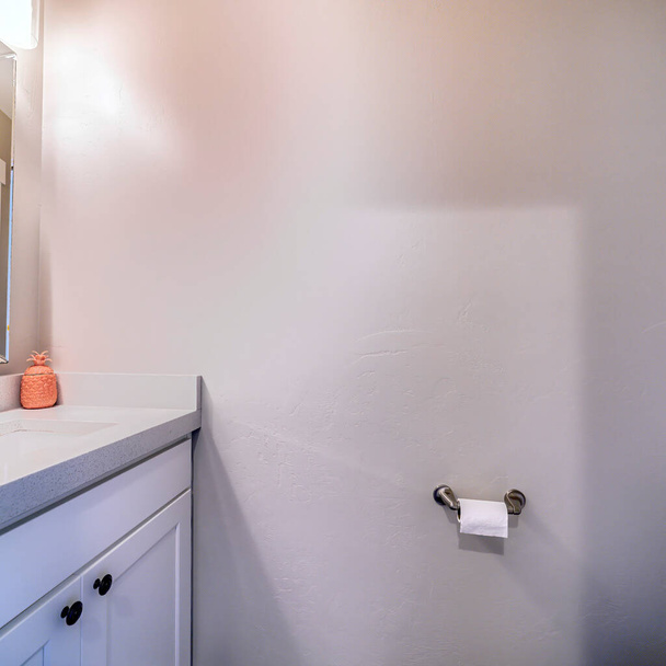 Cadre carré Intérieur salle de bains avec vue sur les armoires évier miroir mural lumières et toilettes - Photo, image