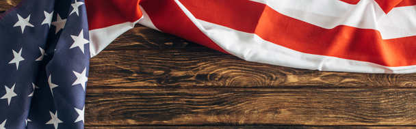 imagen horizontal de bandera americana con estrellas y rayas en superficie de madera
  - Foto, Imagen