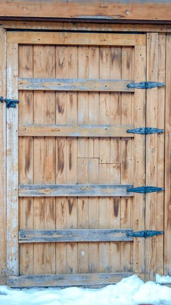 Függőleges keret Zárja be a fa szekrény csuklópántos ajtó és tolócső retesz - Fotó, kép
