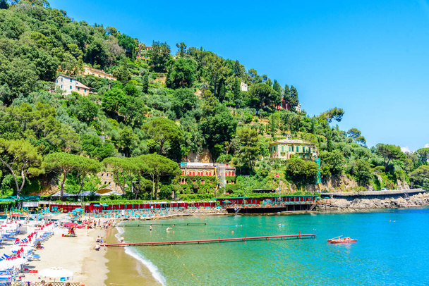 Bay of Paraggi in Santa Margherita Ligure with paradise white beach, close to Portofino. Mediterranean sea of Italy. - Foto, afbeelding