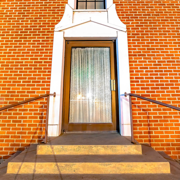 Quadratische Ernte Eingang zur Kirche in Provo Utah mit Treppe und Glastür unter gewölbtem Fenster - Foto, Bild