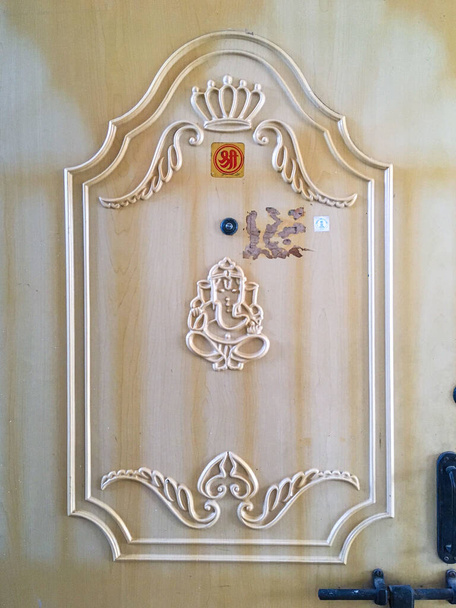 09 06 2019年彫刻木製ドアの試合サンパダ・ナビ・ムンバイ・マハラシュトラ・インディア - 写真・画像