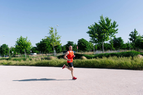 Hombre de mediana edad corriendo al aire libre
 - Foto, imagen