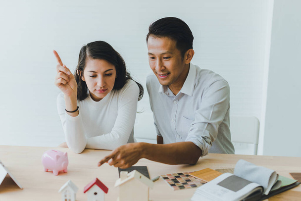 Coppie asiatiche, mariti e mogli si riuniscono per progettare una casa. Vivere insieme come una famiglia nel futuro. - Foto, immagini