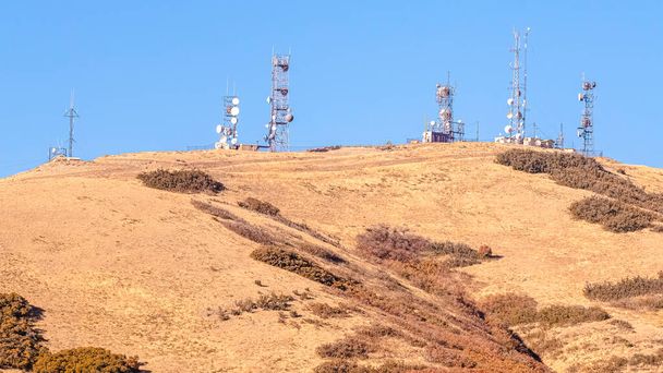 Група комунікацій Панорама на вершині пагорба. - Фото, зображення