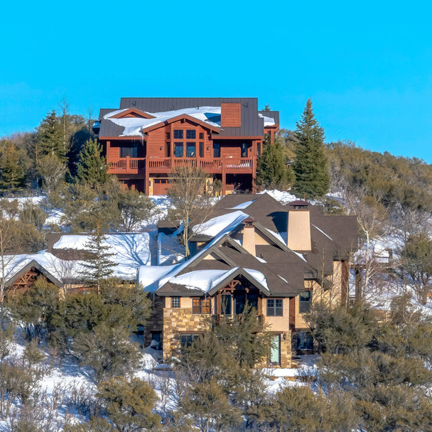 Quadro quadrado Hill casas superiores em Park City Utah em meio a paisagem de neve e céu azul no inverno
 - Foto, Imagem