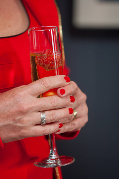 Copo de champanhe em mãos femininas cuidadas
. - Foto, Imagem