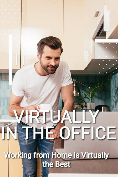 キッチン上のノートパソコンを見てコーヒーのカップと笑顔の男の選択的な焦点,事実上オフィスのイラストで - 写真・画像