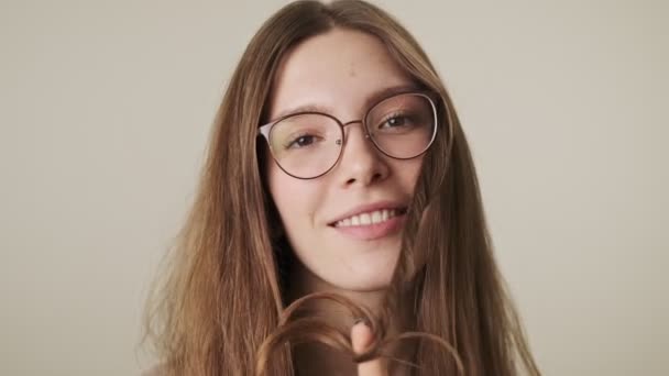 Fiatal pozitív elégedett nő elszigetelt felett szürke fal háttér - Felvétel, videó