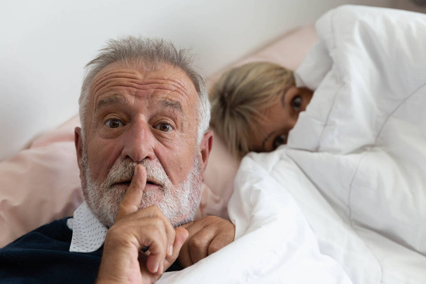 Abuelo pide guardar silencio mientras la abuela se va a dormir - Foto, imagen