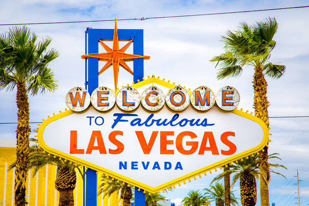 Vista classica di Benvenuti al favoloso segno di Las Vegas all'estremità sud della famosa striscia di Las Vegas in una bella giornata di sole con cielo blu e nuvole, Las Vegas, Nevada, Stati Uniti - Foto, immagini
