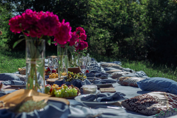 piknikový stůl v modrých tónech pro mnoho hostů - Fotografie, Obrázek