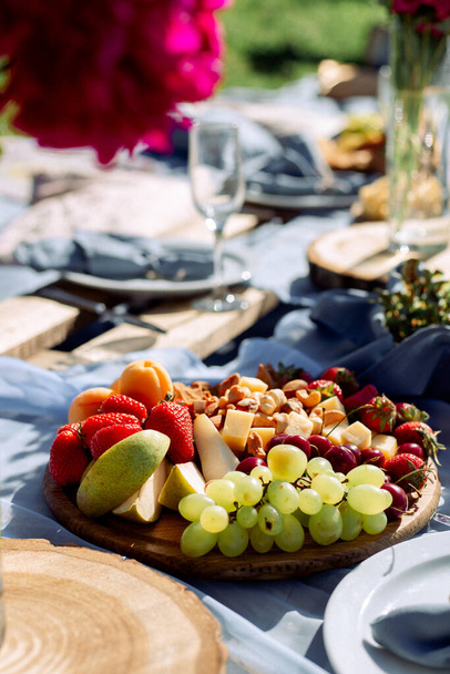 wooden platter with fruit and cheese - Foto, Imagen