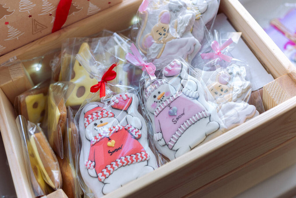 muñecos de nieve de jengibre, ratones y sándwiches de queso en una caja de madera
 - Foto, imagen