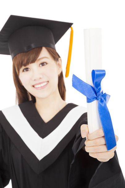 junge Absolventin Studentin hält und zeigt Diplom - Foto, Bild