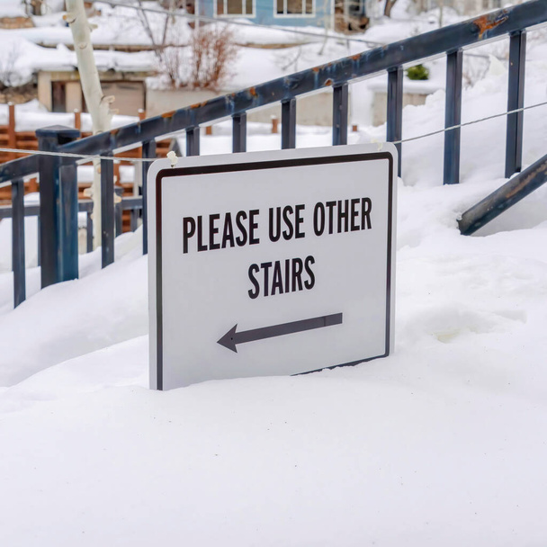冬の雪の中に埋め込まれた広場作物階段その他の階段をご利用ください。 - 写真・画像