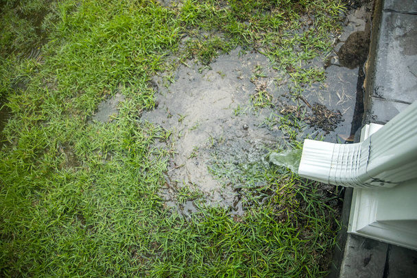 Жорстка дощова вода, що виливається з ґеттерів і стоку після дня сильних дощів і штормів
 - Фото, зображення
