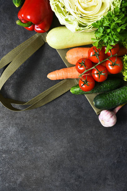 Fresh, organic vegetable bag on a black background. View from above. Bio vegetables. Shopping. Food delivery. - Foto, imagen