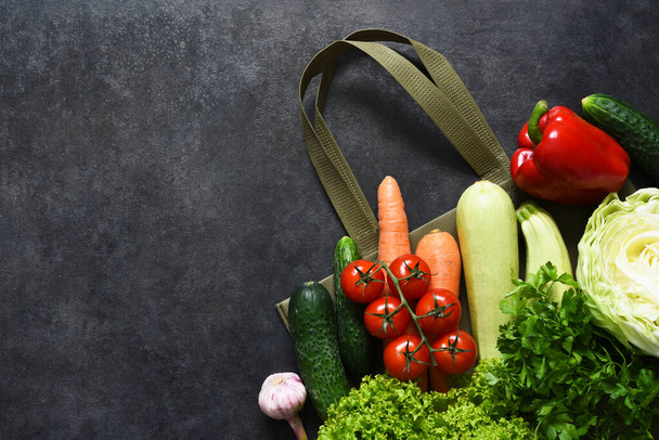 Fresh, organic vegetable bag on a black background. View from above. Bio vegetables. Shopping. Food delivery. - Foto, immagini