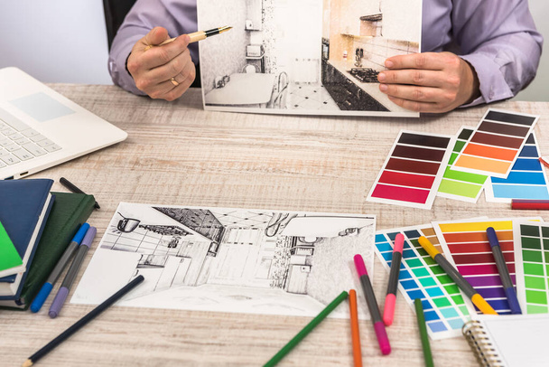 Projektant pracujący w biurze nad pomysłem nowoczesnego projektu domu. Szkic mieszkania i wybór kolorów - Zdjęcie, obraz