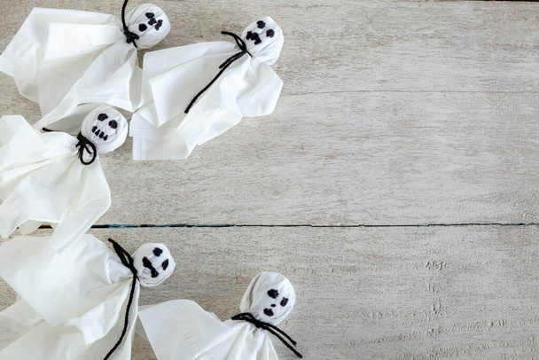 Concepto de fantasma blanco en pisos de madera blanca en Halloween
 - Foto, imagen