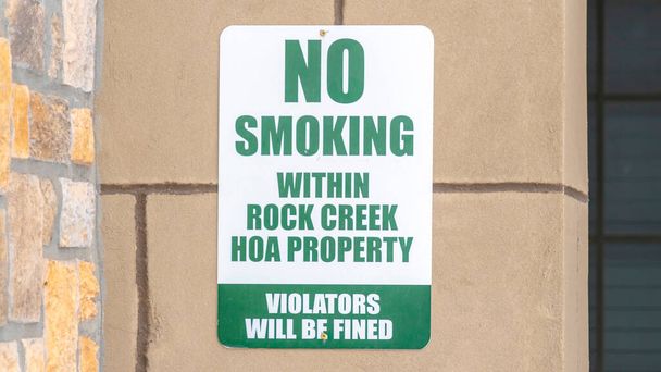 Panorama Ernte No Smoking Schild an der Steinmauer der Wohnung in Rock Creek Utah - Foto, Bild