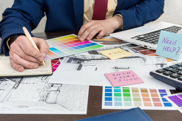építészek kéz rajz modern apartmanok színes minta és laptop kreatív íróasztal, iroda. Férfi választott színek szoba dekoráció - Fotó, kép