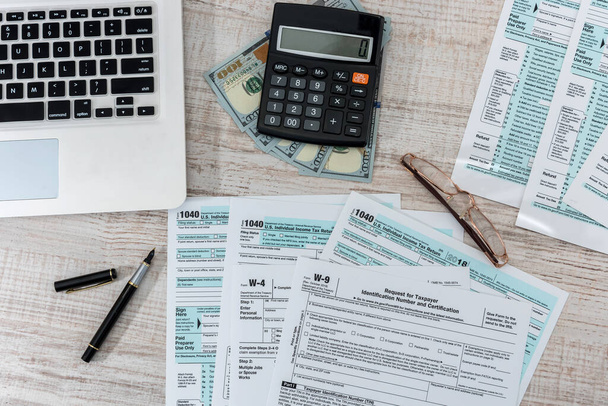 daňový formulář 1040 s perem, dolarem a notebookem v kanceláři. daňový čas. účetní koncepce - Fotografie, Obrázek