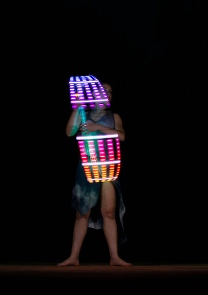 світла картина з танцюючою дівчиною з кольоровими вогнями. Високоякісна фотографія
 - Фото, зображення