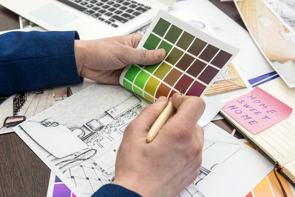 Domácí návrhář práce v kanceláři domu skica s barevným katalogem pro sen moderní renovace bytu. Archtecture dům plán a barevný vzorek, tužka - Fotografie, Obrázek