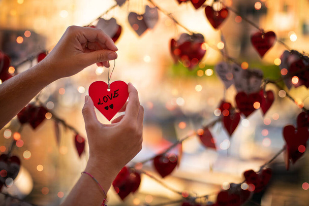 Manos en forma de corazón para celebrar el Día de San Valentín. Concepto de amor con forma de hogar
 - Foto, imagen