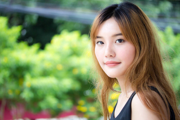 Bella giovane adulto thai cinese bronzo capelli rilassarsi e sorridere
 - Foto, immagini