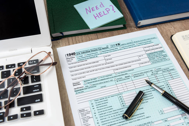 1040 USA egyéni adózási űrlap laptoppal jegyzetfüzet, toll, matrica az asztalon, irodai munkahely. Adófogalom  - Fotó, kép