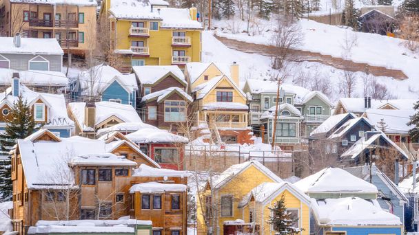 Чудові будинки на сніговому пагорбі в Парк - Сіті - Юті, що в зимовий період. - Фото, зображення