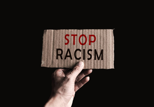 kézfogás láda papír rasszizmus szó, rasszizmus koncepció, globális hír koncepció, diszkrimináció koncepció  - Fotó, kép