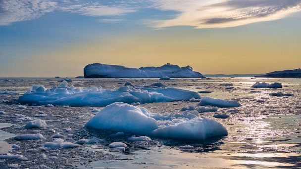 Grönlannin Ilulissat jäätiköt valtamerellä napa-yöllä - Valokuva, kuva