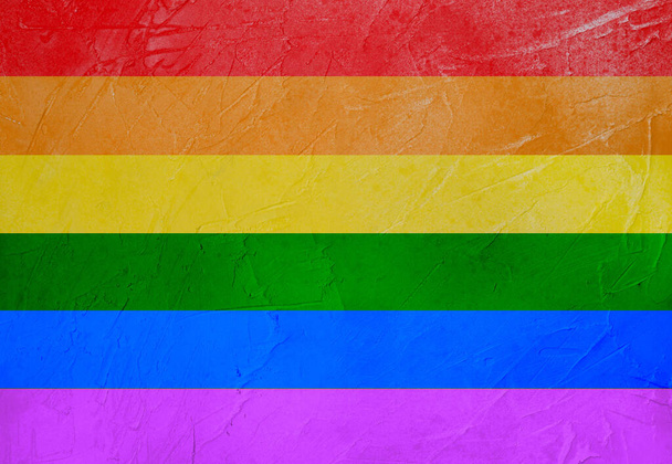 ЛГБТ-флаг на стене с текстурой. Радужный флаг. ЛГБТ-месяц
. - Фото, изображение