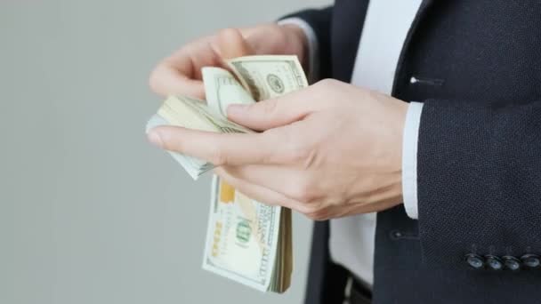 Las manos de los hombres cuentan rápidamente los billetes. El hombre de negocios cuenta dólares en sus manos. USD
 - Metraje, vídeo