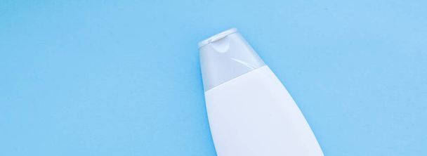 Λευκά ετικέτα καλλυντικά μπουκάλι δοχείο ως προϊόν mockup σε μπλε φόντο - Φωτογραφία, εικόνα